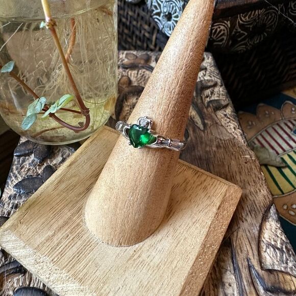 Sterling Silver Emerald Claddagh Ring Sizes 6,7,8 - Picture 4 of 6